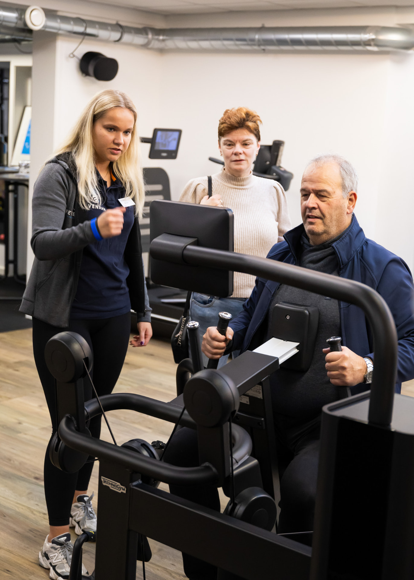 Renske legt trainingsapparaat uit