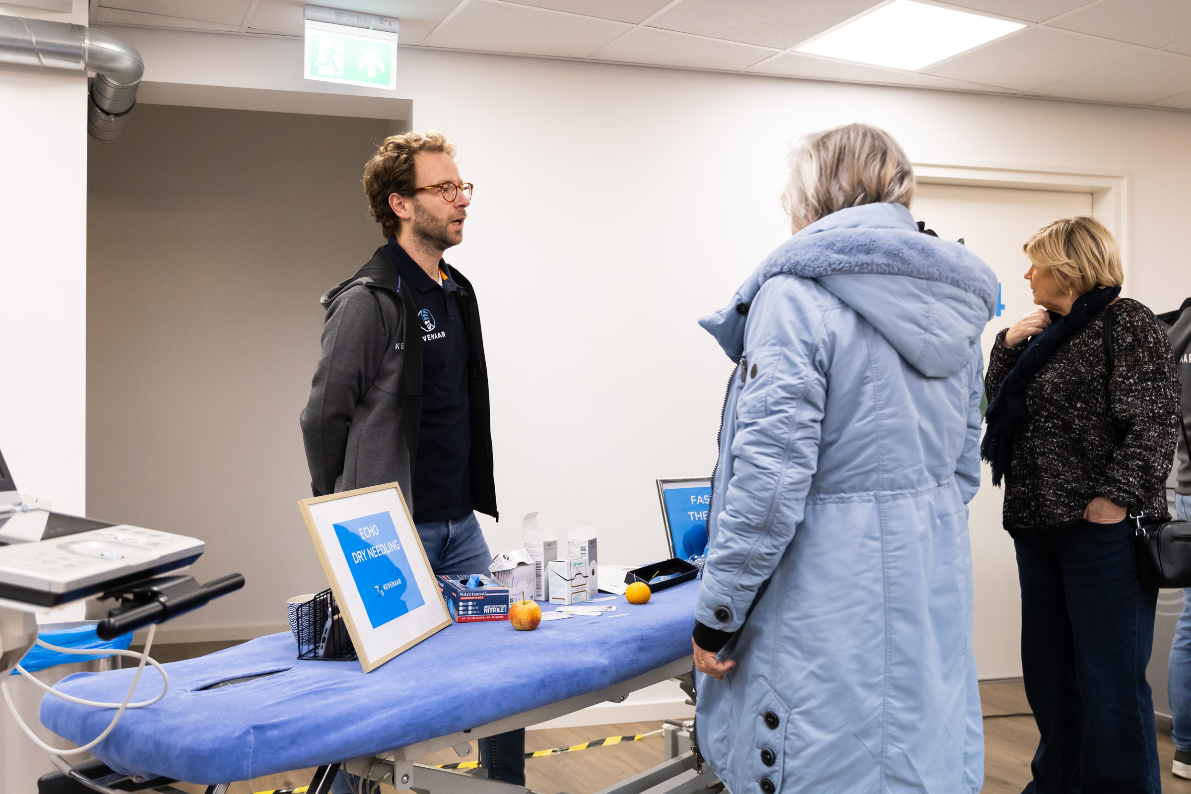 Coach in gesprek met deelnemer